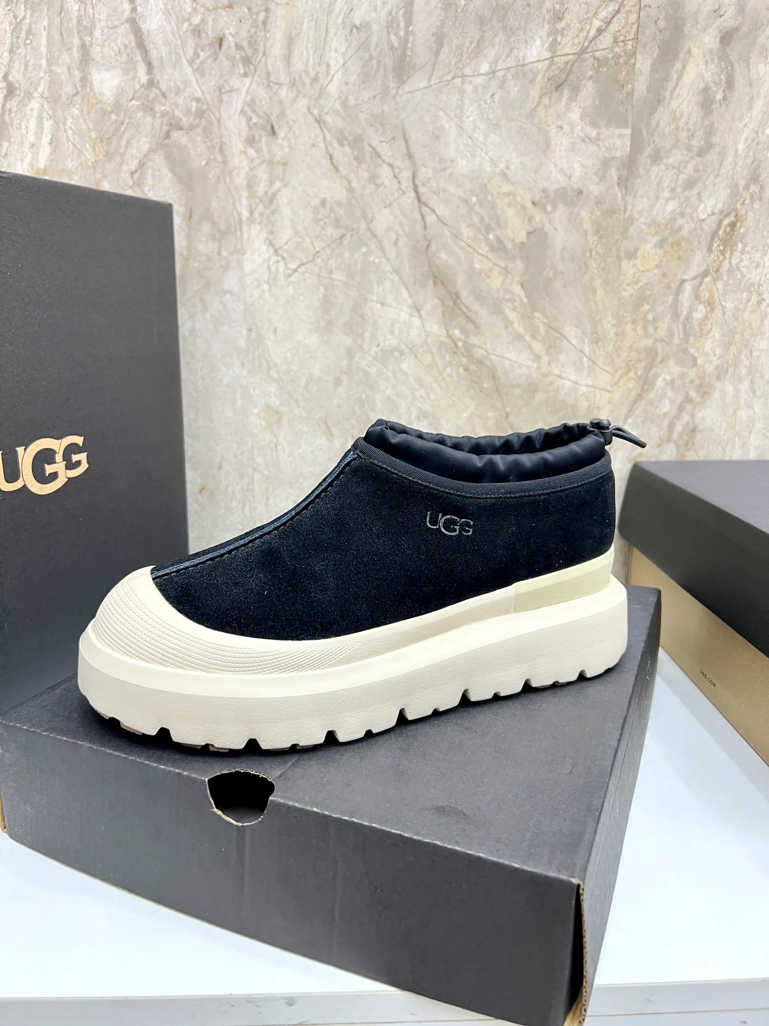 Men's men's shoes💰: 💰540💰Couple model👫 UGG Tasman Weather Hybrid one-second snow boots👢 Wang Yibo's same 👏 classic Tasman shoe is designed with environmentally friendly waterproof and snowproof material, which is both fashionable and functional. At the same time, it is paired with the new UGG Keen furry color-blocked jacket. Bright orange and maroon collide to create a new light outdoor style and open up a new travel experience in early autumn! Using the best materials, the 17mm fur-integrated surface is warmer and more breathable, and the outsole is upgraded to a lightweight and wear-resistant light wing technology outsole! Size: Women’s size 35-40 / Men’s size 38–44 (45 customized) Official website color